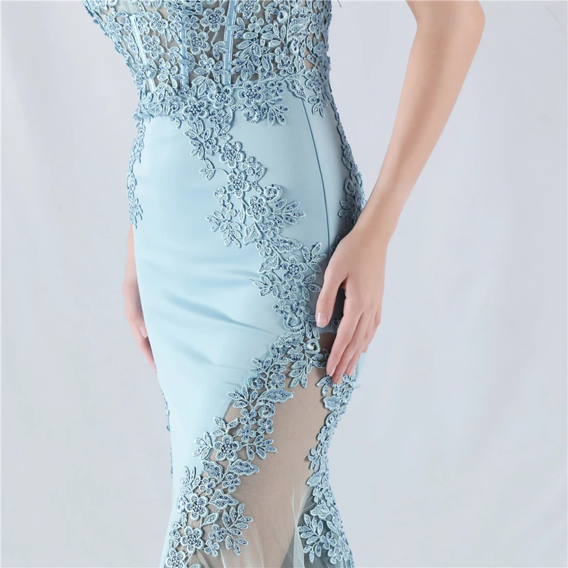 Robe de soirée à col montant en dentelle et perles, ornée d'un gilet à chevrons et d'un haut en dentelle. view 80