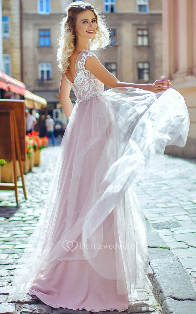 Robe trapèze à manches courtes bateau, plissée en tulle, ornée d'appliques et d'un décolleté en V dans le dos. view 2