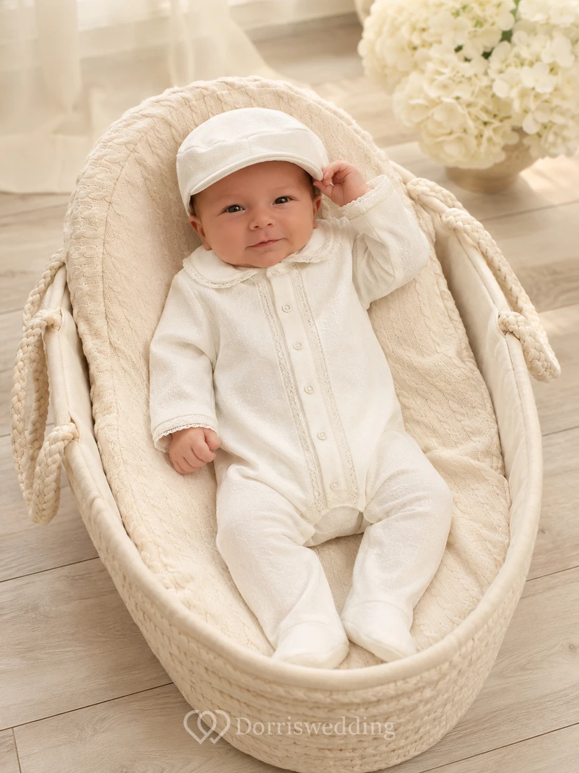 Pijama enterizo blanco de manga larga con cuello Peter para recién nacido, ideal para bautizo de niño.