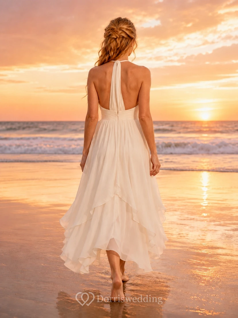 Vestido de novia bohemio de gasa con escote halter y bajo asimétrico para la playa view 2