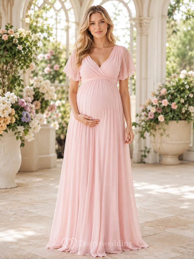 Umstandskleid aus zartrosa Chiffon mit dezentem V-Ausschnitt, flatternden Ärmeln und elegantem Schnitt