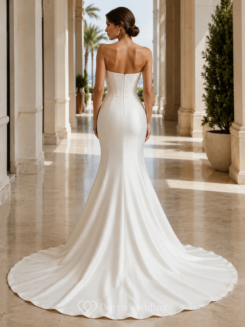 Robe de mariée minimaliste en satin, coupe sirène, bustier, traîne. view 2