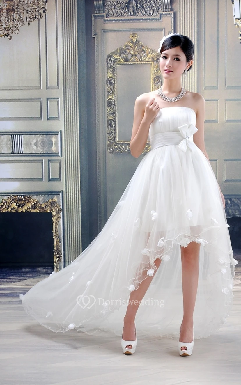 Wunderschönes, trägerloses Tüllkleid mit asymmetrischem Saum, Schleife und Blume view 4