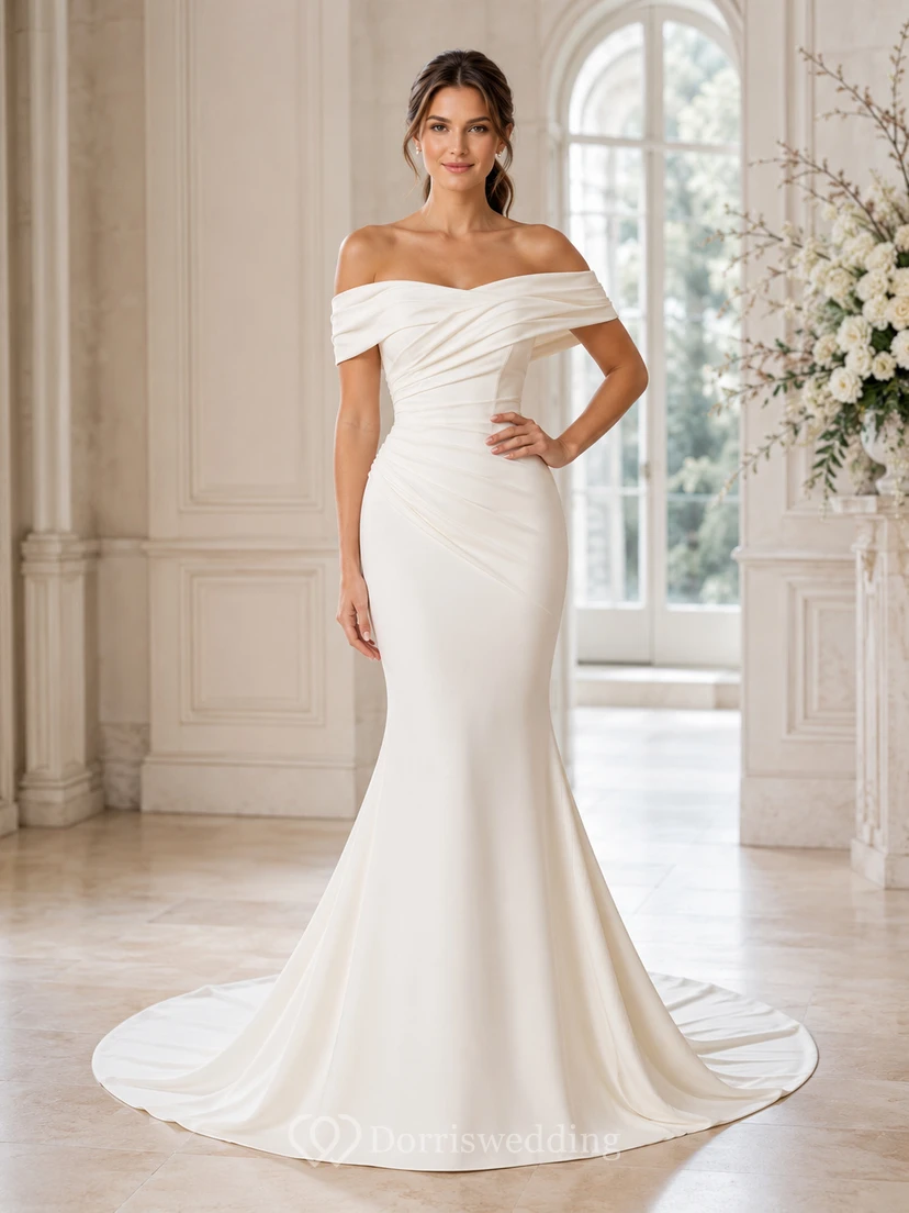 Robe de mariée sirène moderne en satin drapé, épaules dénudées, manches courtes et épaules tombantes, avec traîne.