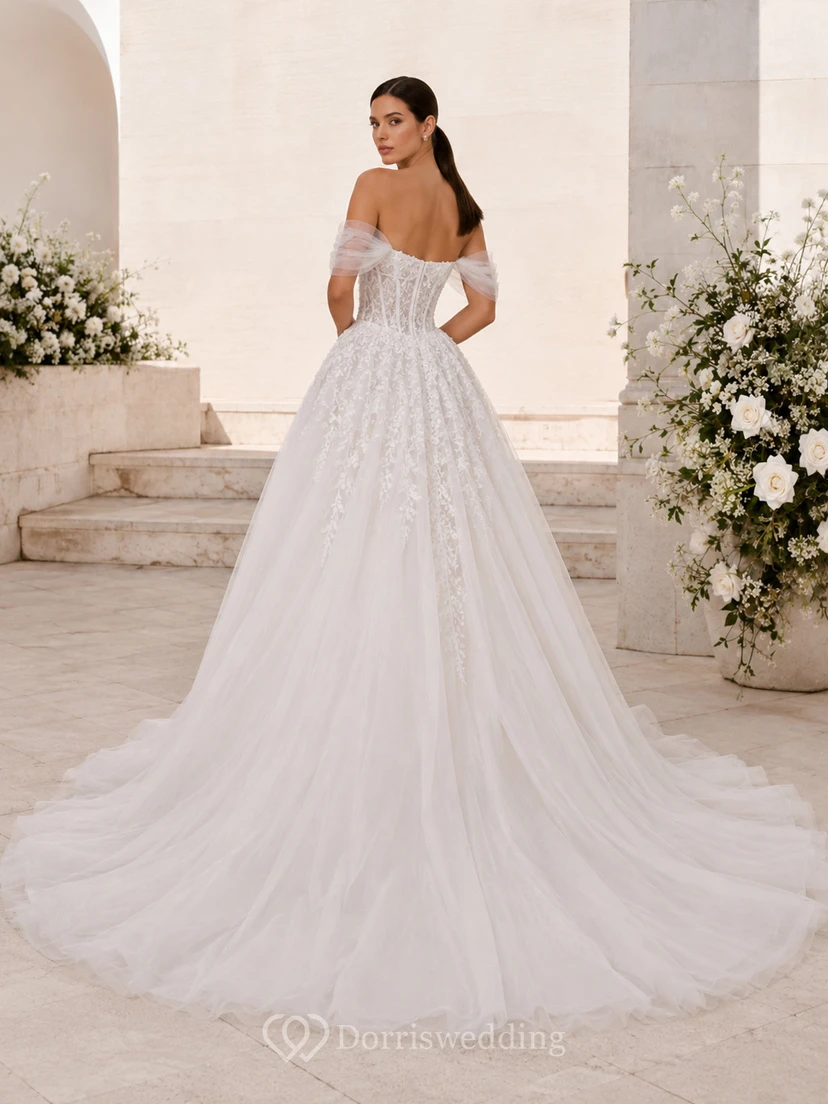 Robe de bal en tulle et dentelle ornée, décolleté cœur, manches courtes, traîne cathédrale, appliques, robe de mariée pour une destination view 2