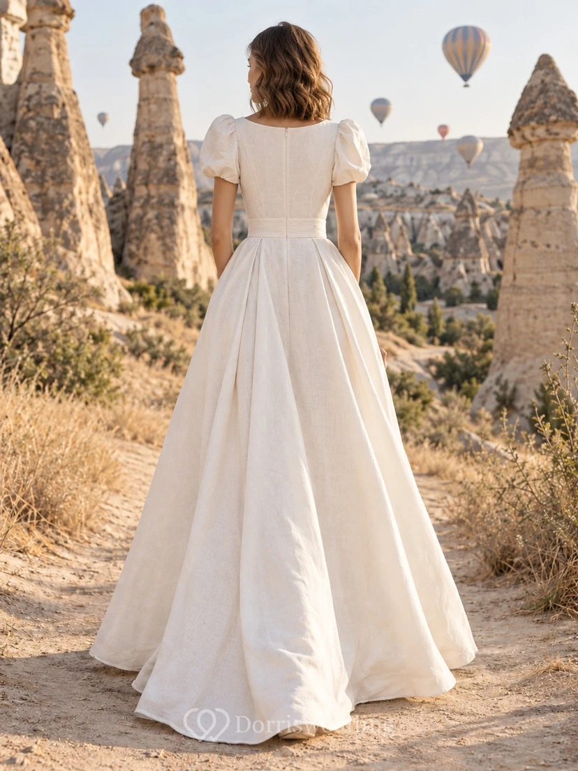 Vestido de novia sencillo y modesto de corte A con escote barco y mangas cortas abullonadas view 2