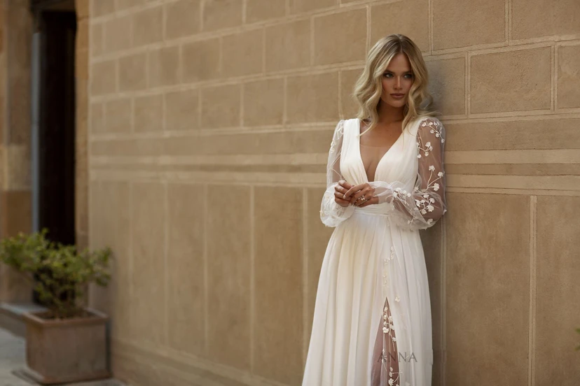 Robe de mariée vaporeuse en mousseline, manches brodées transparentes et fente haute. view 5