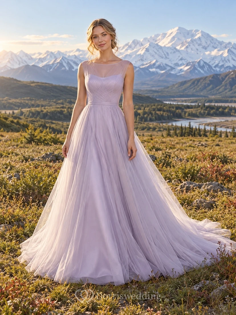 Vestido de novia sencillo de tul lavanda, corte A, escote barco, sin mangas, fruncido y cola.