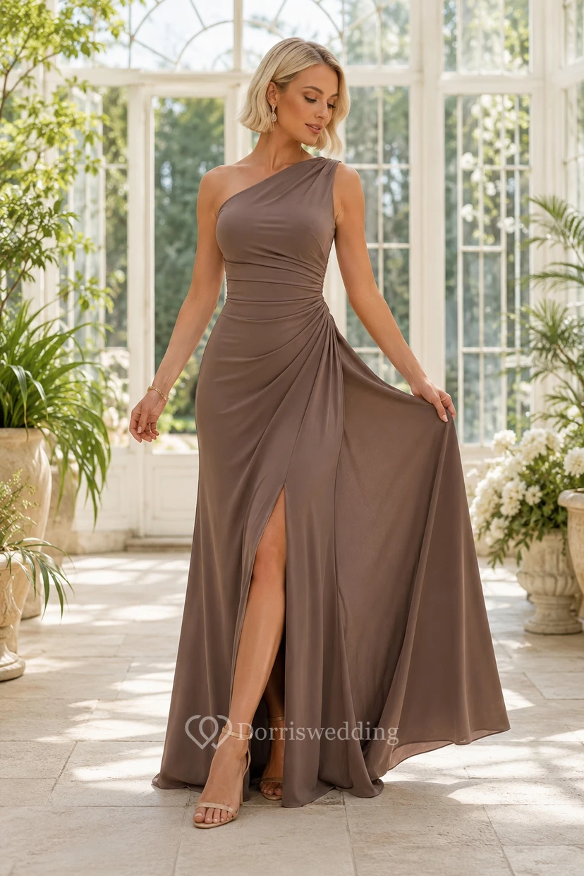 Robe de demoiselle d'honneur taupe asymétrique en mousseline de soie, coupe trapèze et fente latérale.