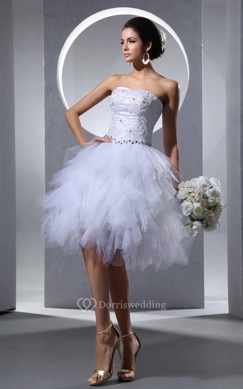 Robe courte bustier arrivant au genou, ornée de perles et de volants view 2