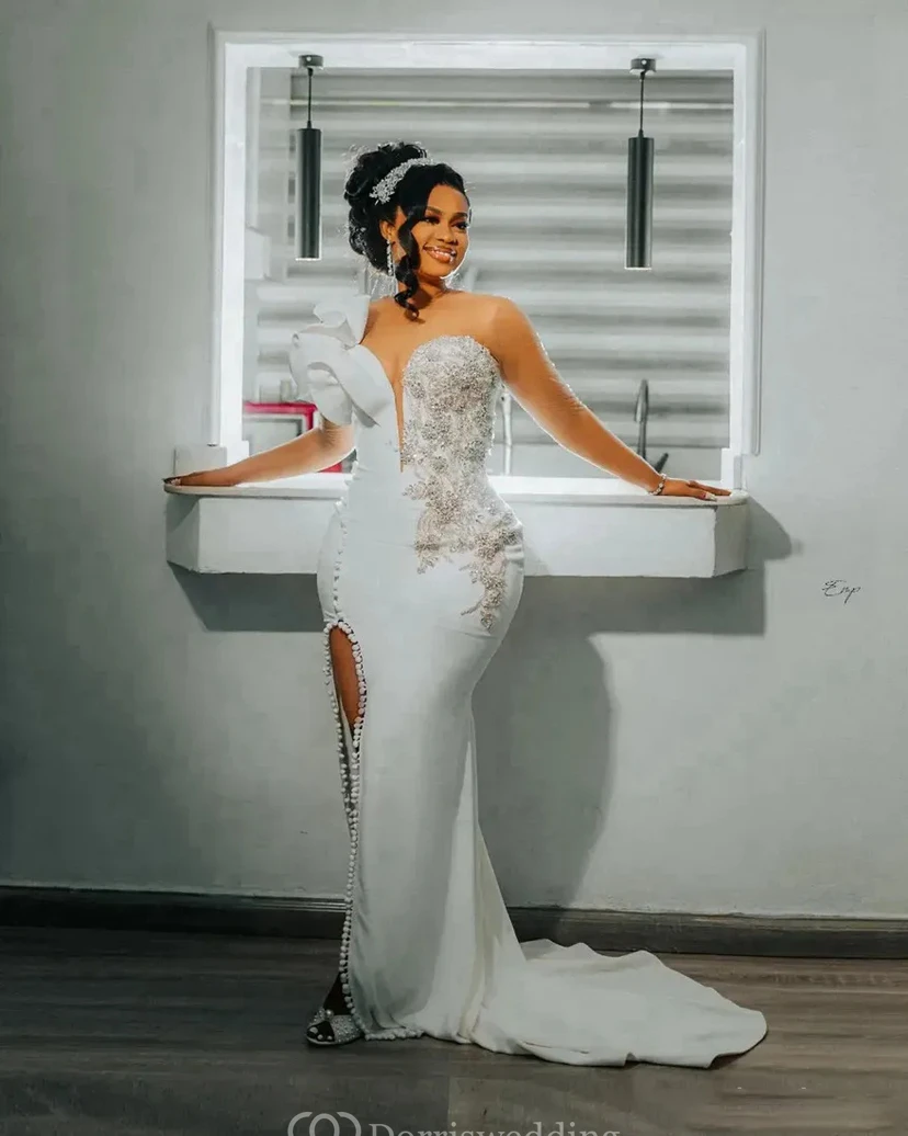 Robe de mariée glamour asymétrique en satin ornée de perles view 2