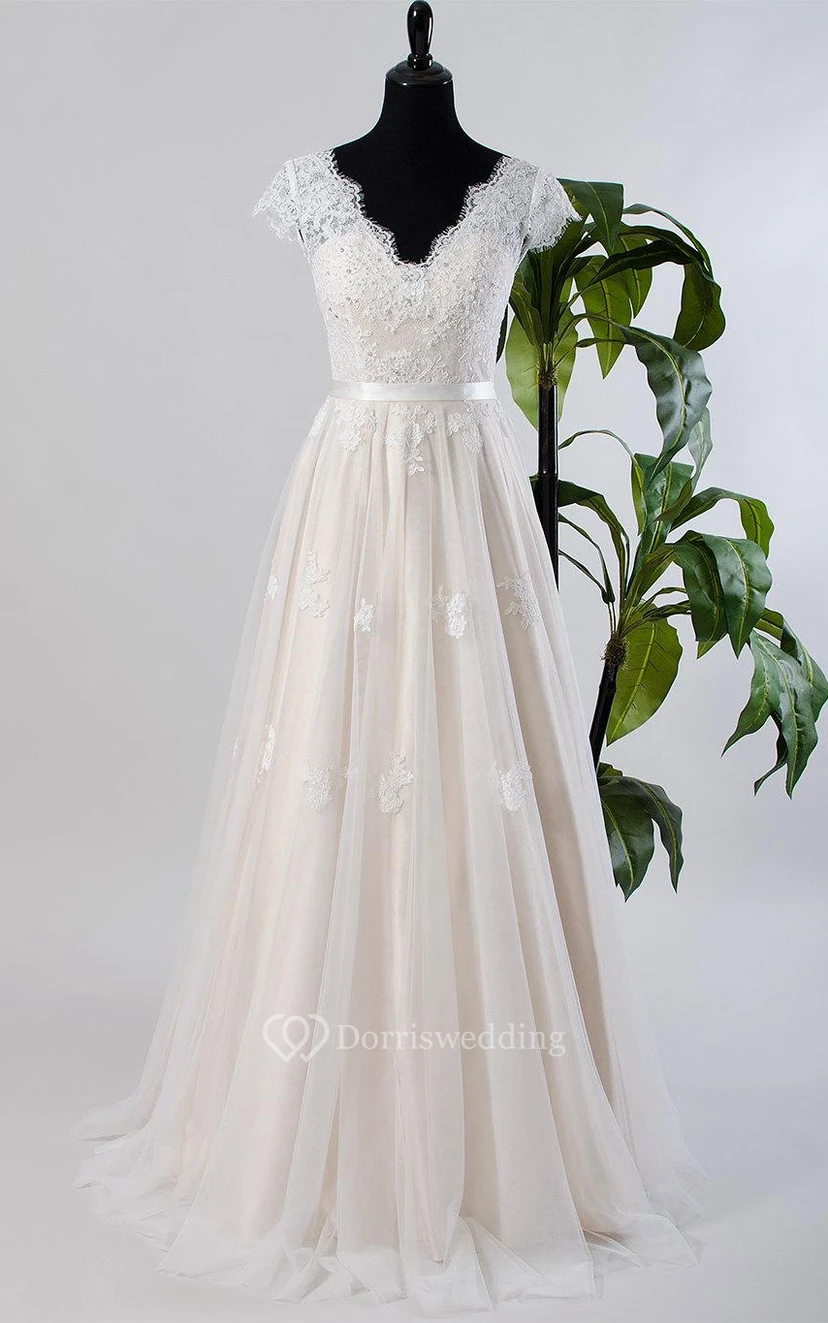 Robe de mariée en tulle, dentelle et satin à manches courtes et dos nu en V