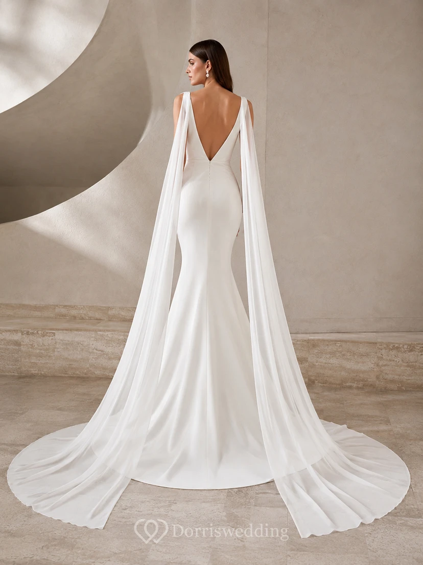 Robe de mariée sirène sans manches en satin lisse, décolleté en V, bretelles fines, traîne courte et détails cape. view 2