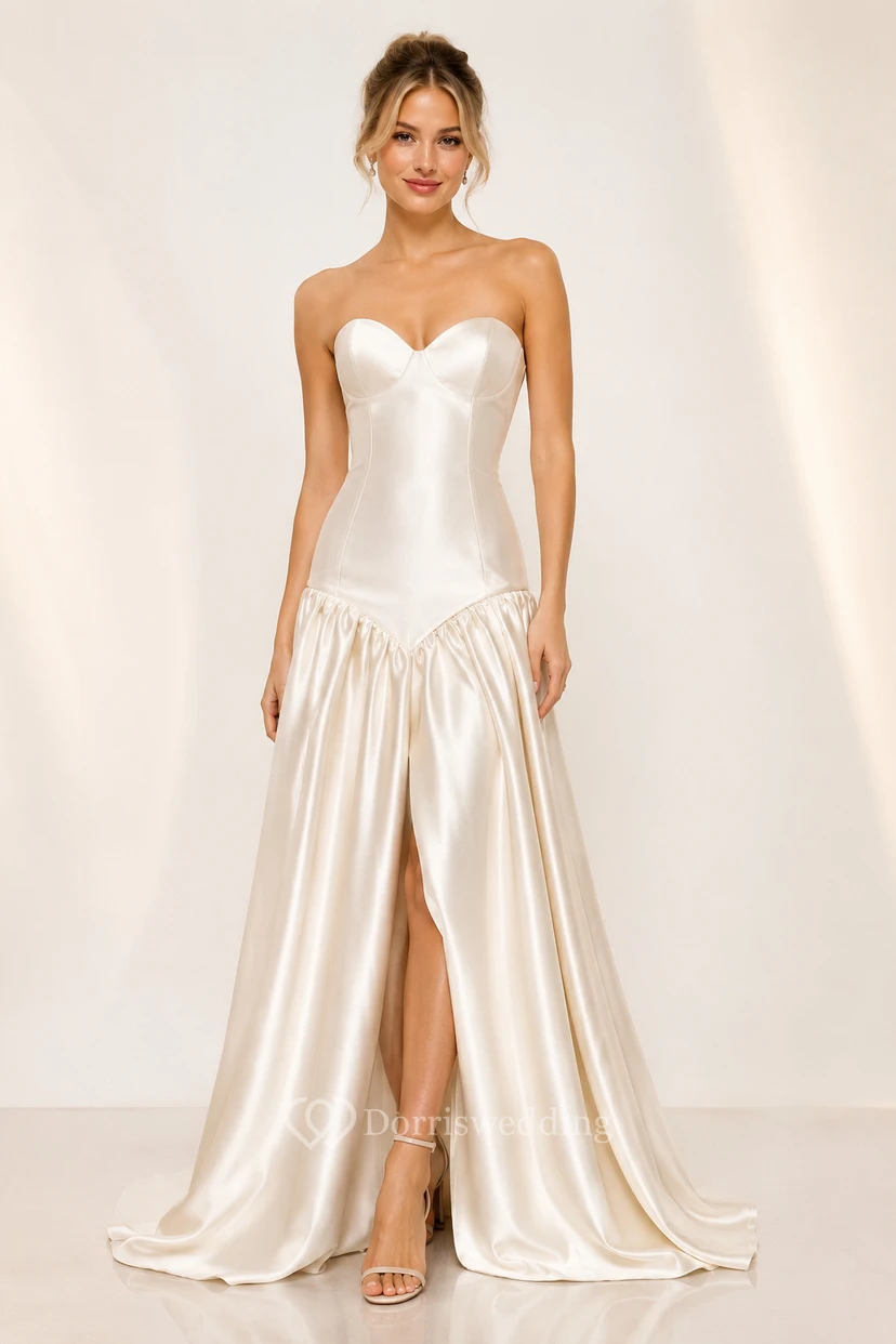 Abendkleid aus elfenbeinfarbenem Satin, A-Linie, trägerlos mit Schlitz, bodenlang