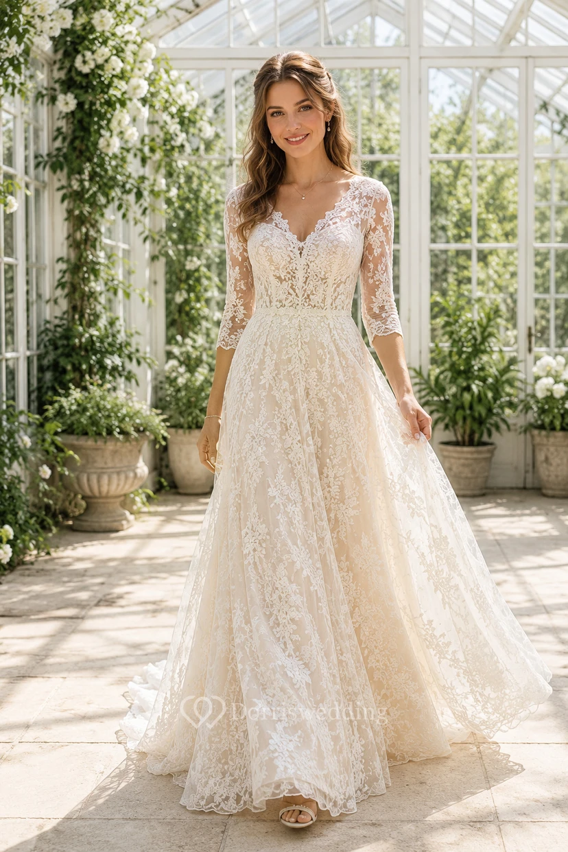 Robe de mariée en dentelle et tulle, coupe trapèze, col en V, sans manches, traîne, dos nu plongeant.