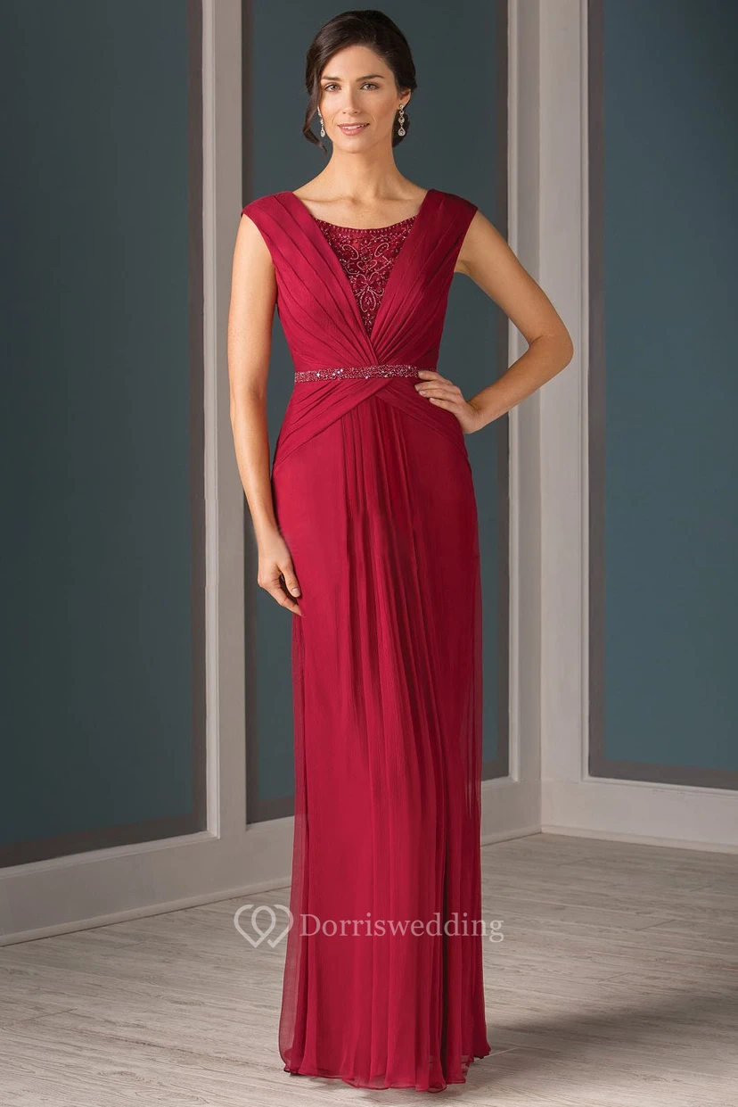 Langes, plissiertes Kleid mit kurzen Ärmeln und Kristall-Illusionsrücken für die Mutter der Braut