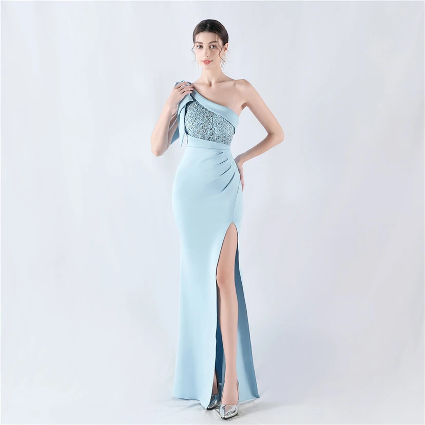 Vestido de noche de satén de alta gama con encaje de diamantes y diseño artesanal. view 32