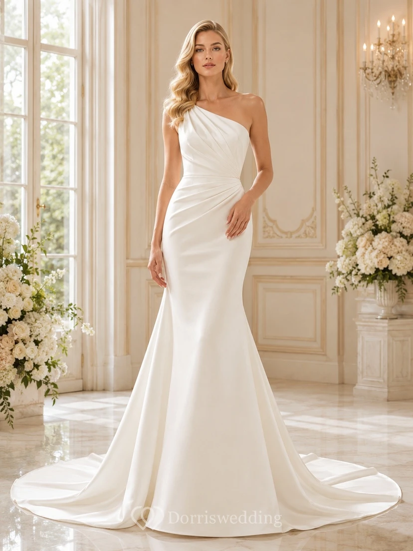 Vestido de novia sencillo de sirena con un solo hombro, de satén y cola larga.