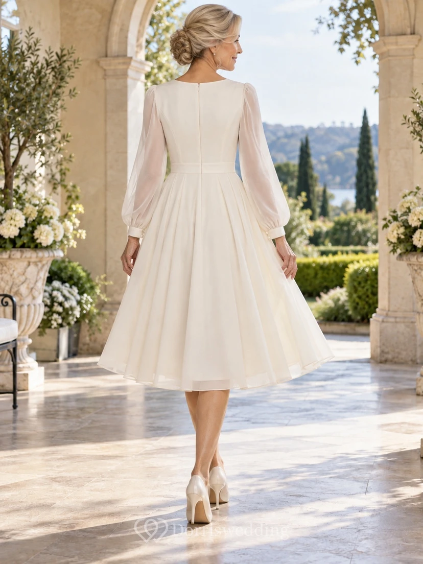 Vestido de novia sencillo y discreto de gasa de manga larga hasta la rodilla para novias mayores con botones forrados. view 2