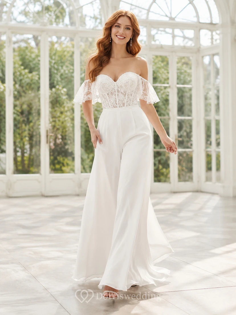 Combinaison de mariée en satin et dentelle, épaules dénudées, manches courtes et traîne.