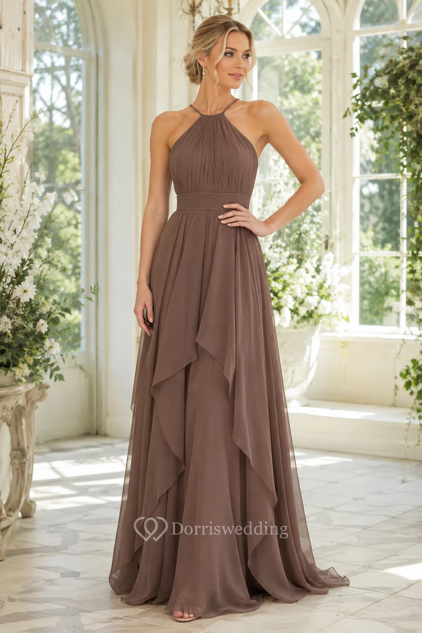 Robe de soirée taupe en mousseline de soie, coupe trapèze, dos nu et jupe drapée