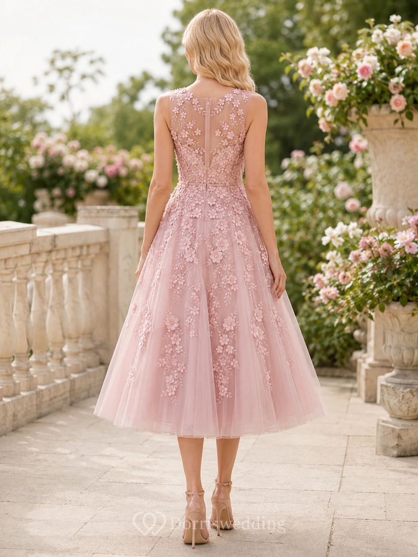 Vestido largo hasta la rodilla con apliques florales 3D en tono rosa pálido view 2