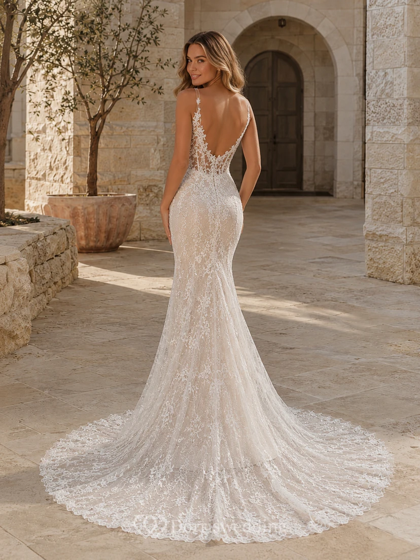 Robe de mariée sirène sans manches en dentelle vaporeuse, décolleté en V profond, traîne chapelle et appliques. Galerie d'appliqués. view 2