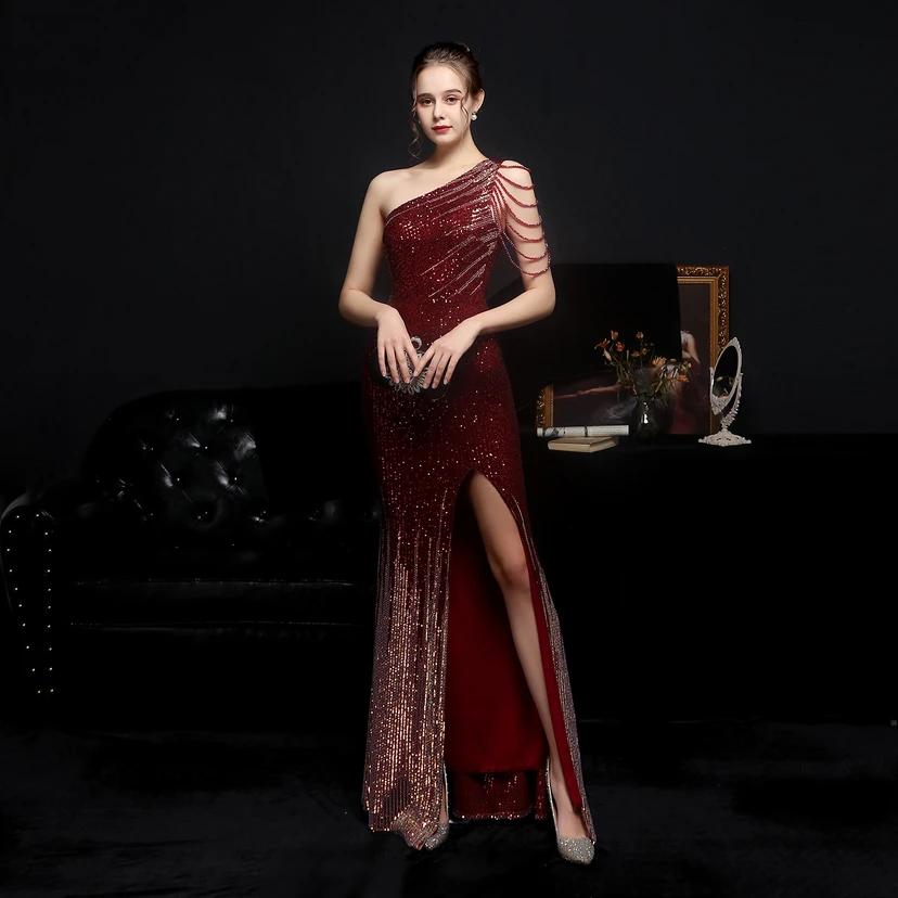 Robe de soirée longue et moulante à sequins colorés, confectionnée avec soin, idéale pour une célébrité ou une fête. Robe de mariée sexy et cintrée, confectionnée avec des paillettes colorées et lourdes. Robe de mariée longue et moulante, parfaite pour une occasion spéciale. view 3