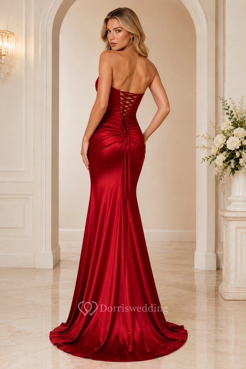 Vestido de fiesta rojo de satén sin tirantes estilo sirena con espalda con cordones y abertura lateral. view 2