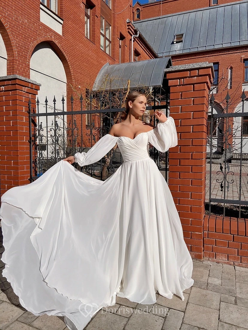 Vestido de novia blanco de gasa con hombros descubiertos, mangas abullonadas y fruncido, corte imperio. view 3