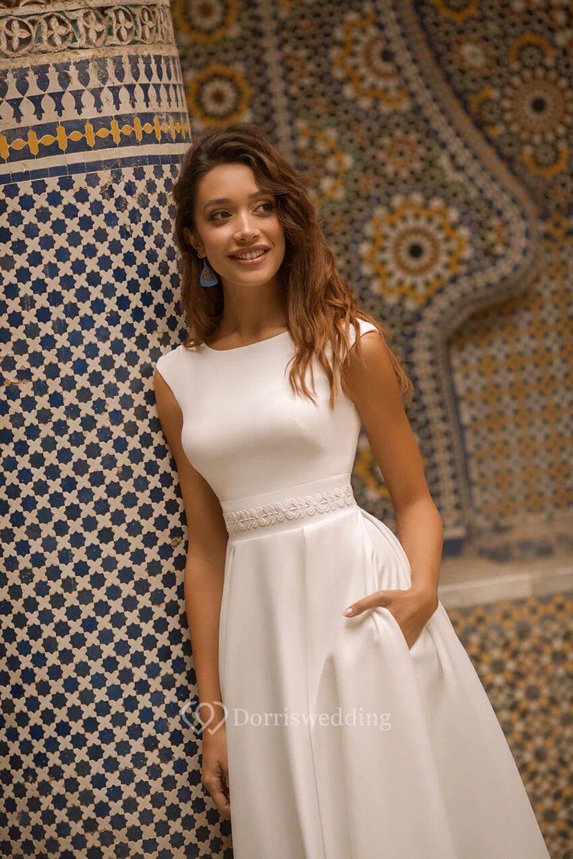 Robe de mariée simple en satin élégant, manches courtes, encolure bateau, dos en V et ceinture. view 5