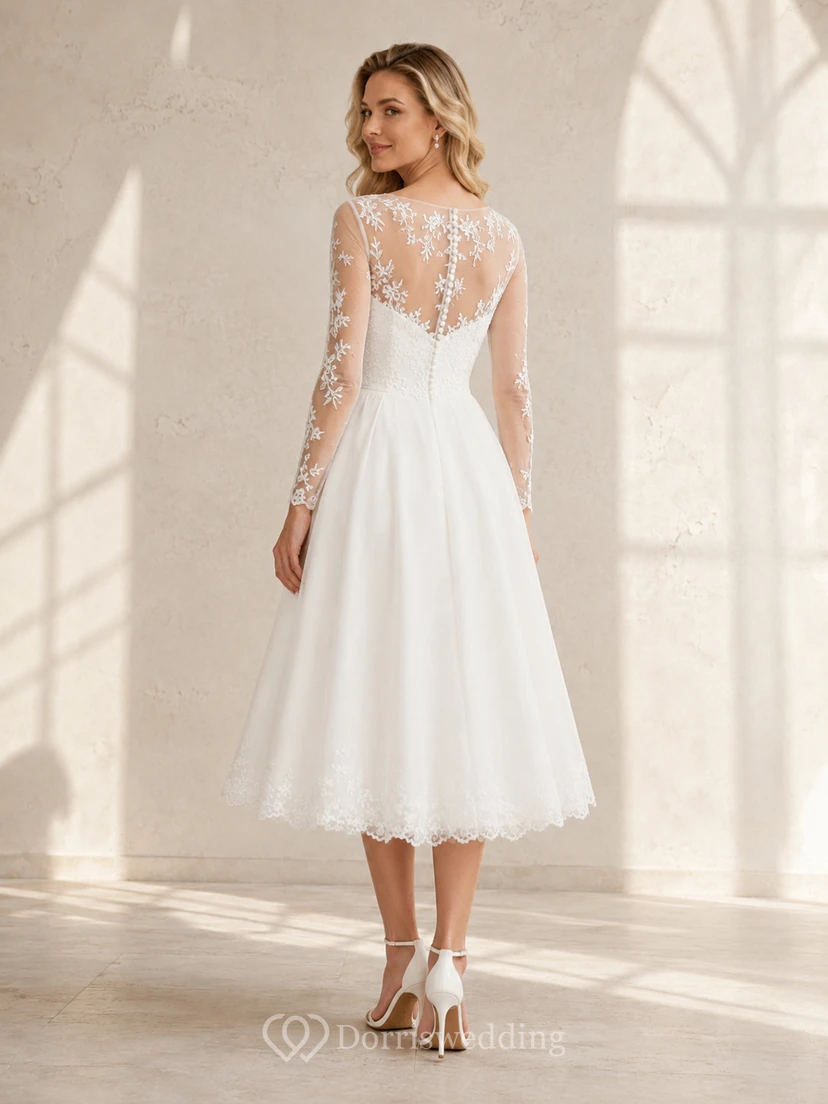 Vestido de novia modesto de largo midi, estilo barco, con mangas largas de encaje y tul, ideal para bodas al aire libre. view 2