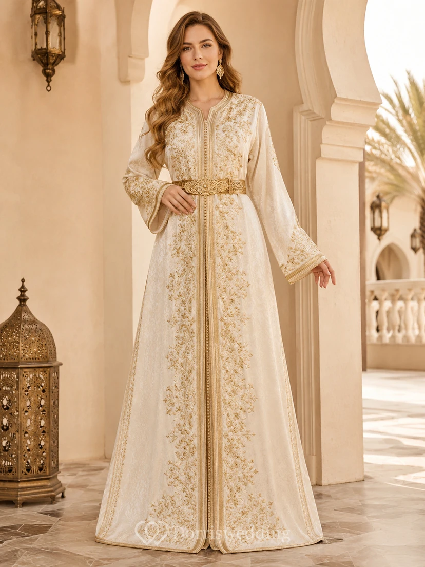 Vestido largo de manga acampanada con bordados de joyas y corte en A, color marfil y dorado, de la marca Takchita.