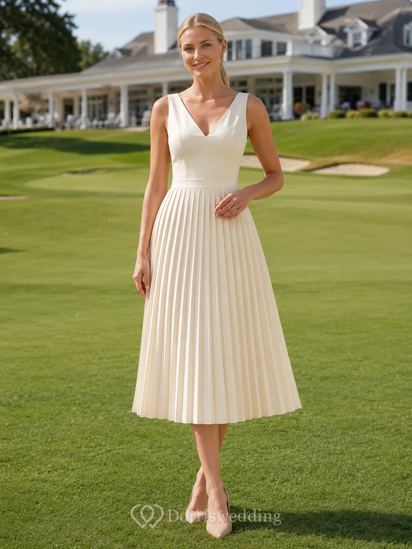 Vestido midi color marfil, sin mangas, con escote en V y pliegues, ideal para invitadas a un club de golf.