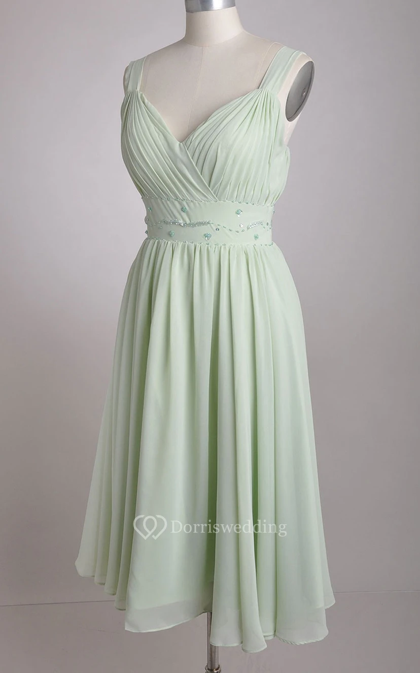 Robe de demoiselle d'honneur vert sauge en mousseline de soie, coupe trapèze, col en V et larges bretelles view 6