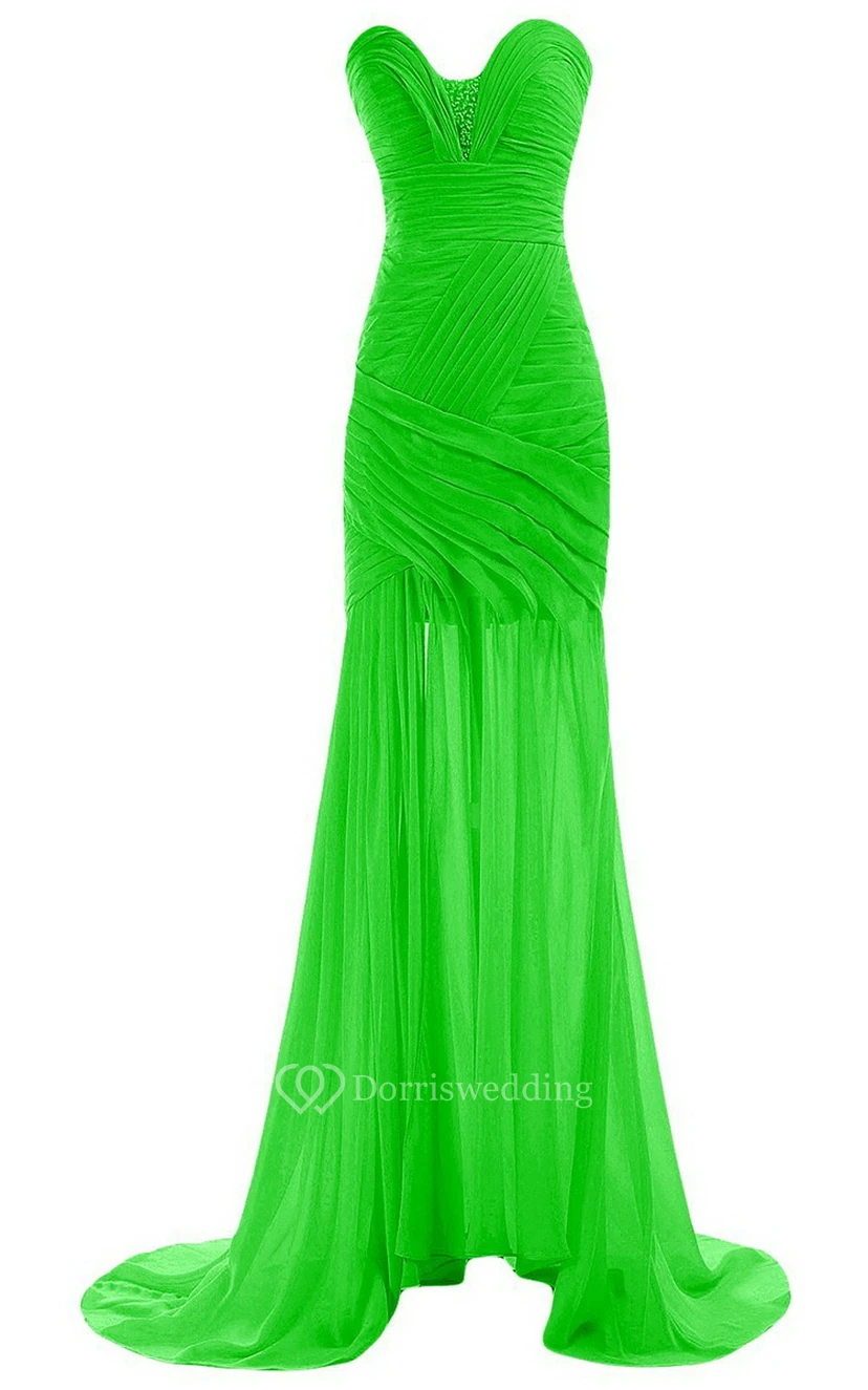 Vestido de novia con escote corazón, cola larga, fruncido y abalorios. view 15
