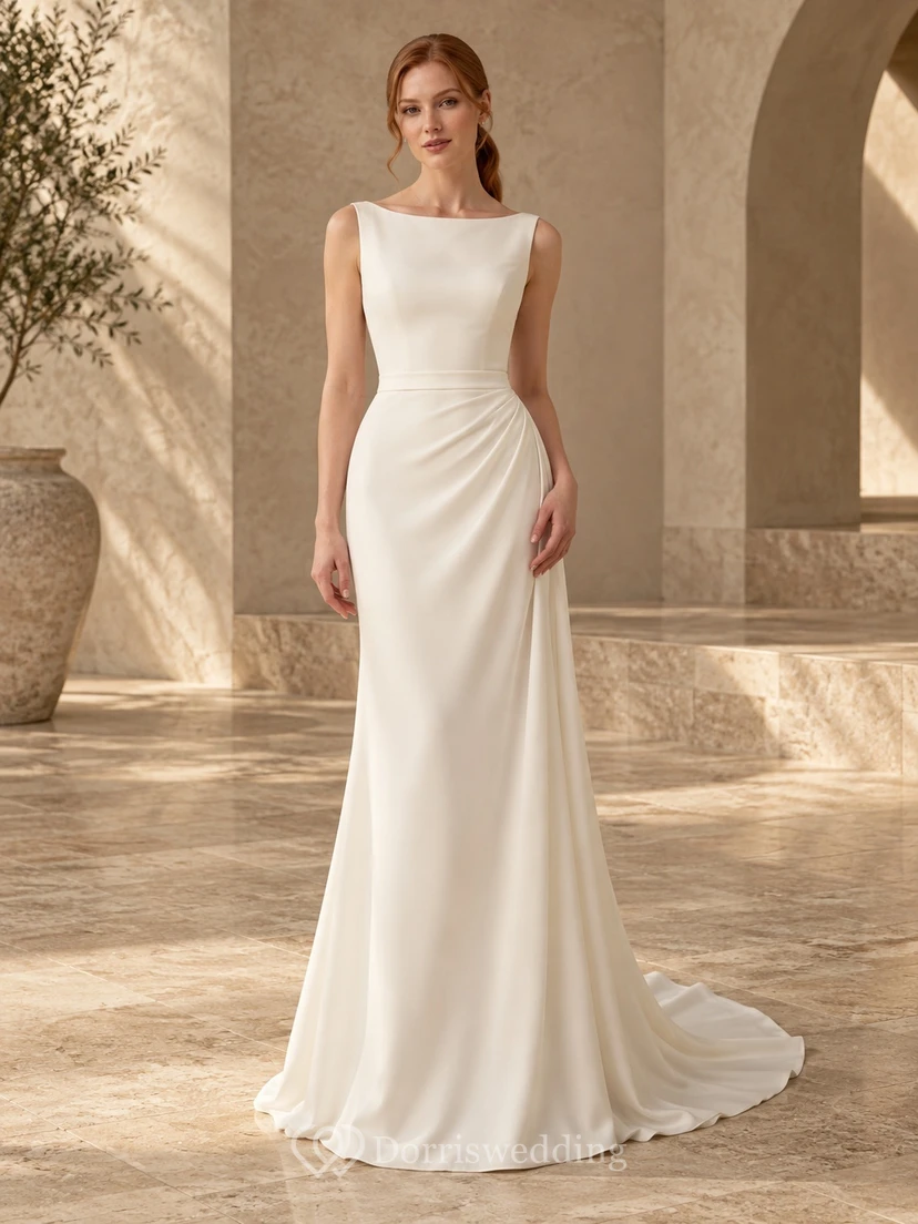 Robe de mariée fourreau en satin froncé, sans manches, style bateau, avec traîne.