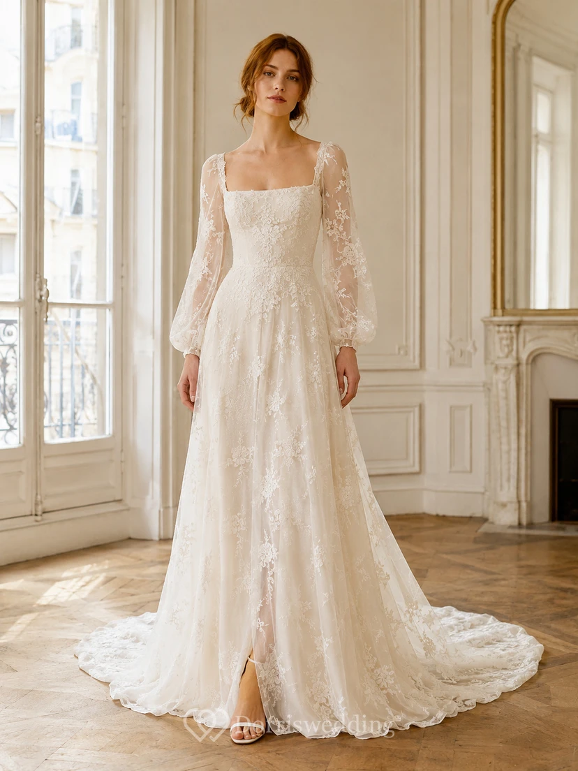 Robe de mariée classique en dentelle et mousseline, col carré, manches gigot, coupe trapèze, traîne chapelle, applications florales, dos nu