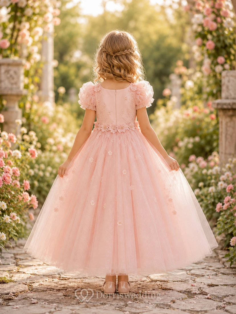 Robe de demoiselle d'honneur en dentelle rose poudré et tulle, coupe trapèze, col rond, longueur thé view 2