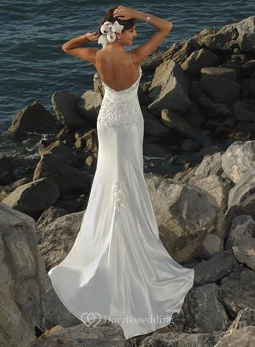 Vestido de novia de satén con tirantes finos estilo tubo para la playa view 2