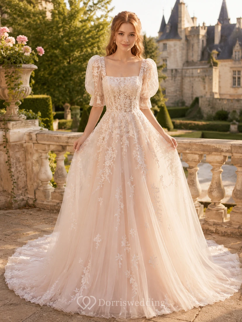 Vestido de novia de tul y encaje rosa ruborizado, estilo princesa, escote corazón, mangas abullonadas, cola larga y espalda en V baja.