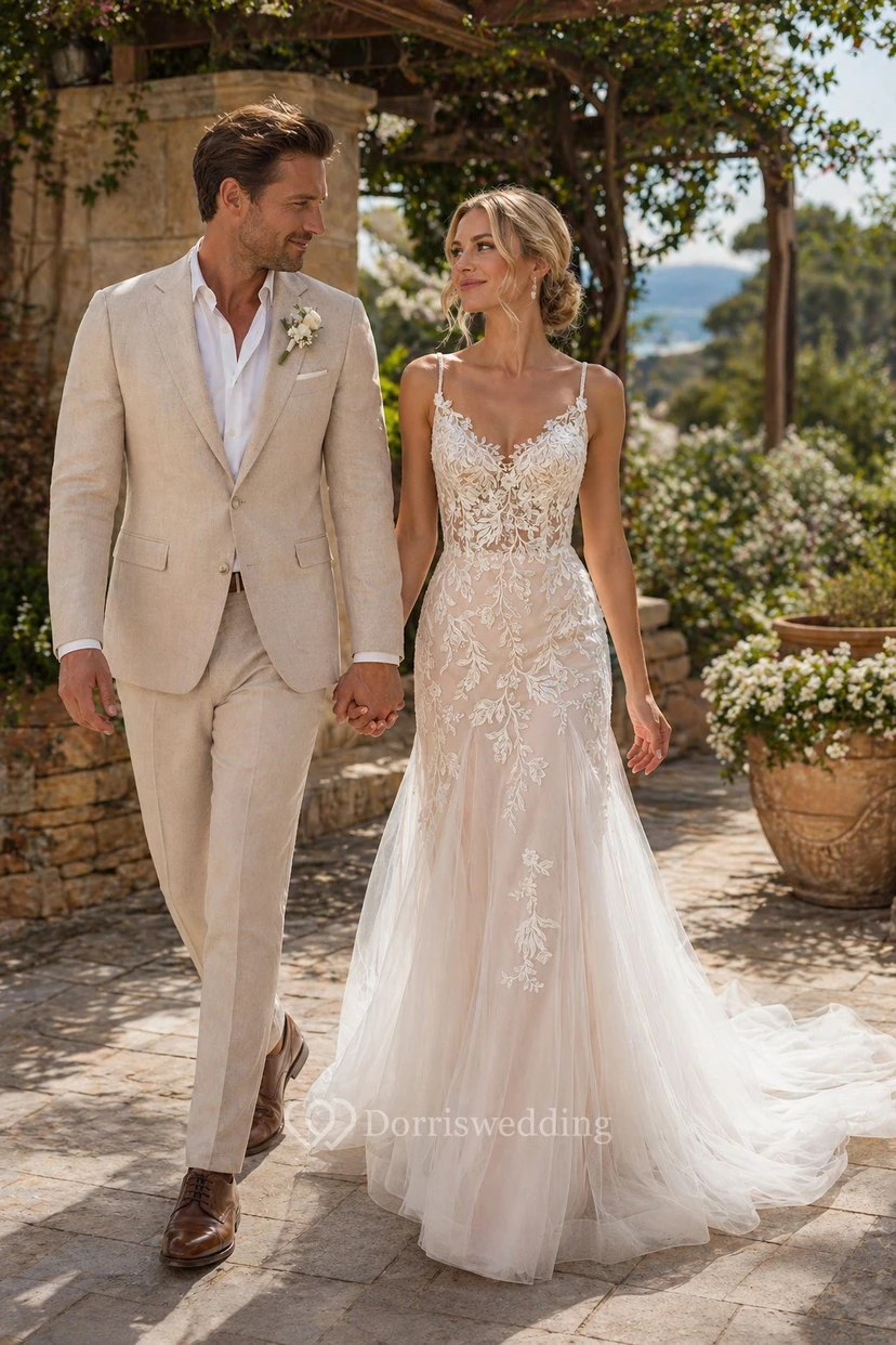 Robe de mariée fourreau en organza et dentelle, col en V, sans manches, traîne courte, ornée d'appliques et de fines bretelles.