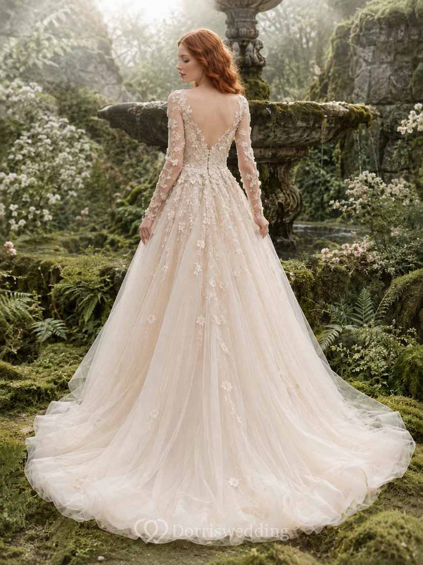Märchenhaftes Brautkleid mit langen Ärmeln und floralen Applikationen view 2