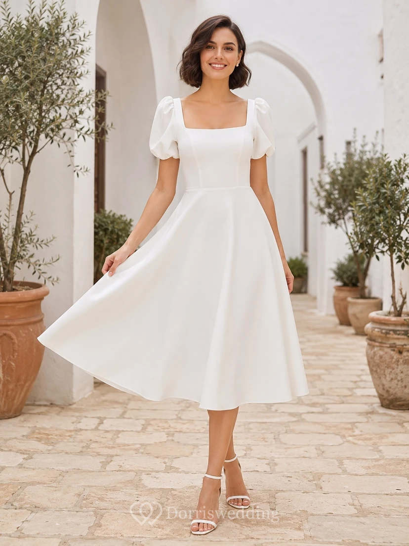 Vestido de novia sencillo de corte A con escote cuadrado y mangas abullonadas.
