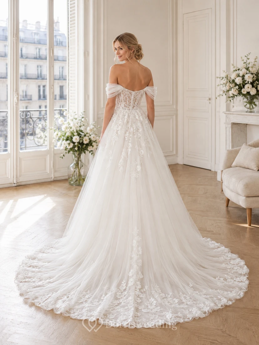 Robe de mariée classique en dentelle et tulle, épaules dénudées, manches courtes, coupe trapèze, traîne cathédrale, ornée d'appliqués floraux. view 2