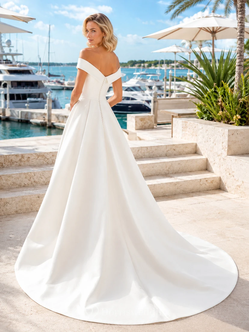 Robe de mariée de style bord de mer, en satin, épaules dénudées, corsage plissé et traîne chapelle view 2