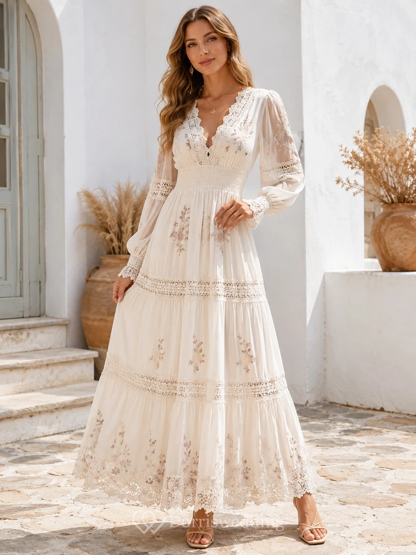 Robe d'invitée crème bohème à col en V, manches longues et dentelle à volants, longueur cheville