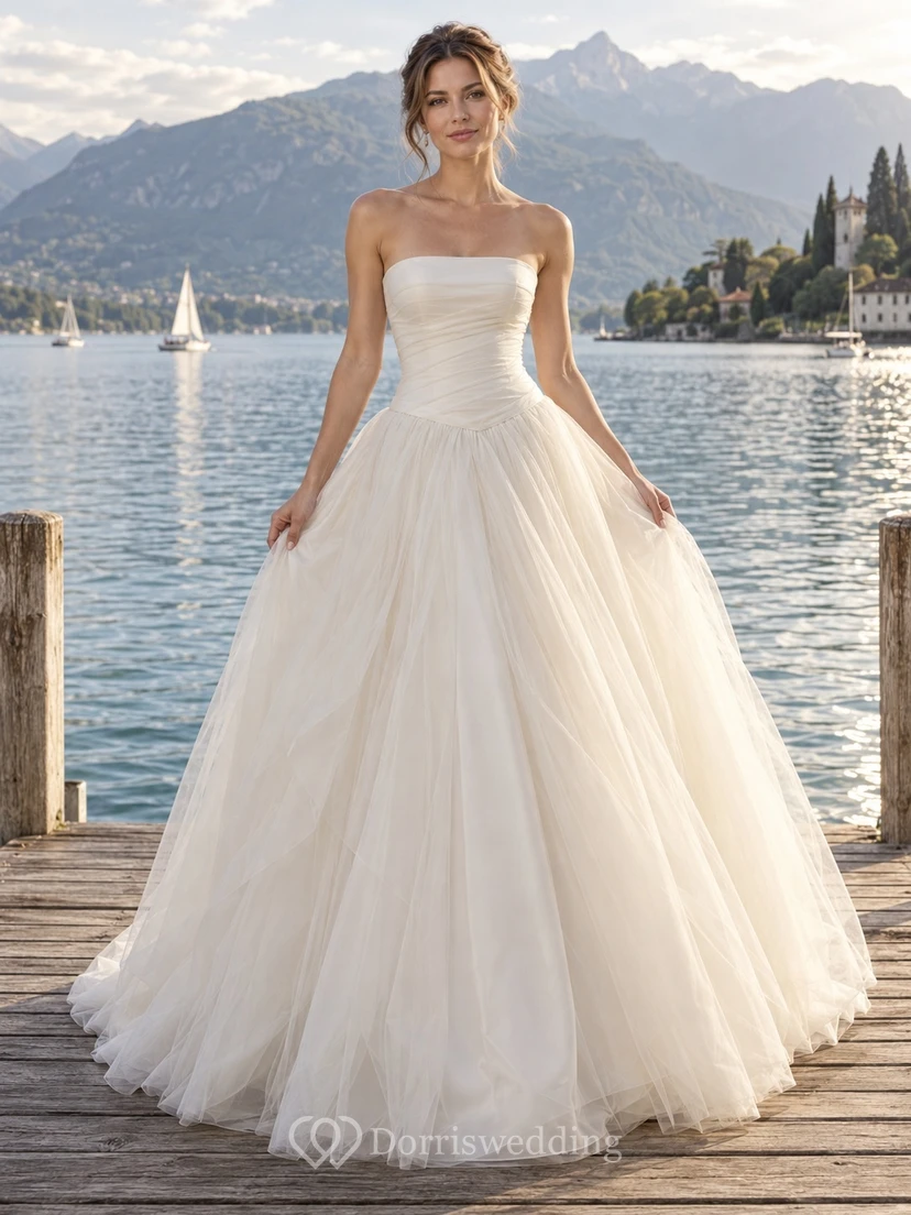 Vestido de novia romántico sin tirantes de tul y satén, estilo princesa, largo hasta el suelo, con cola de capilla.