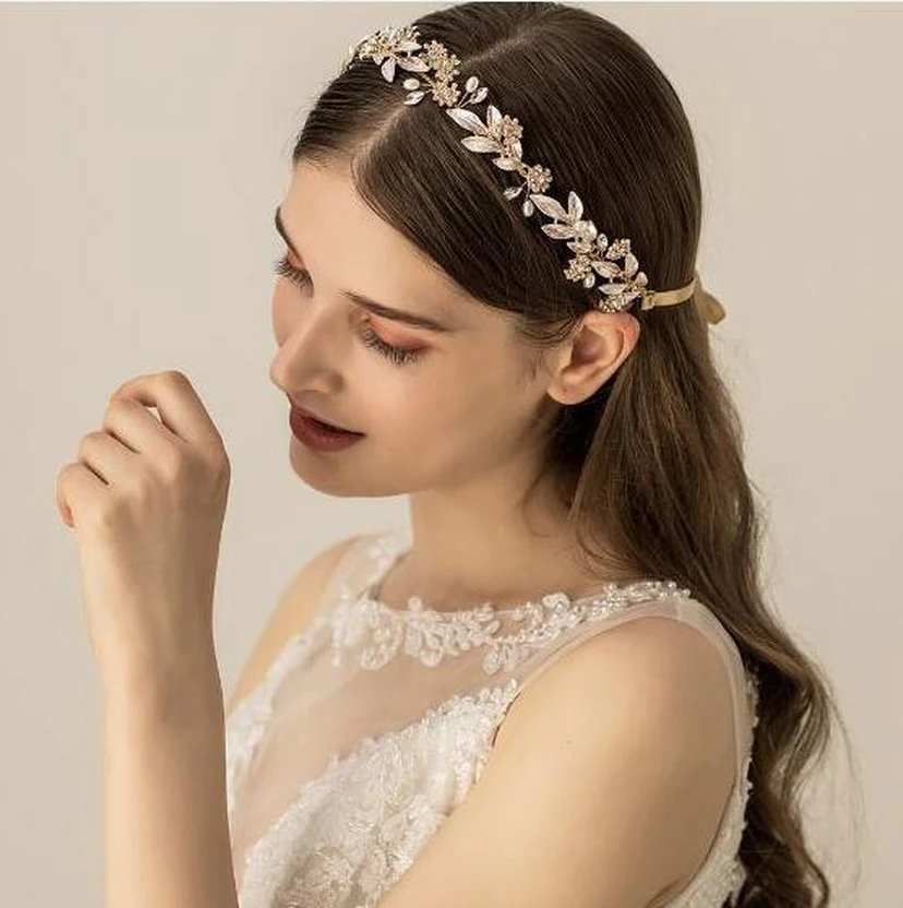 Diademas de novia elegantes y brillantes con pedrería view 2