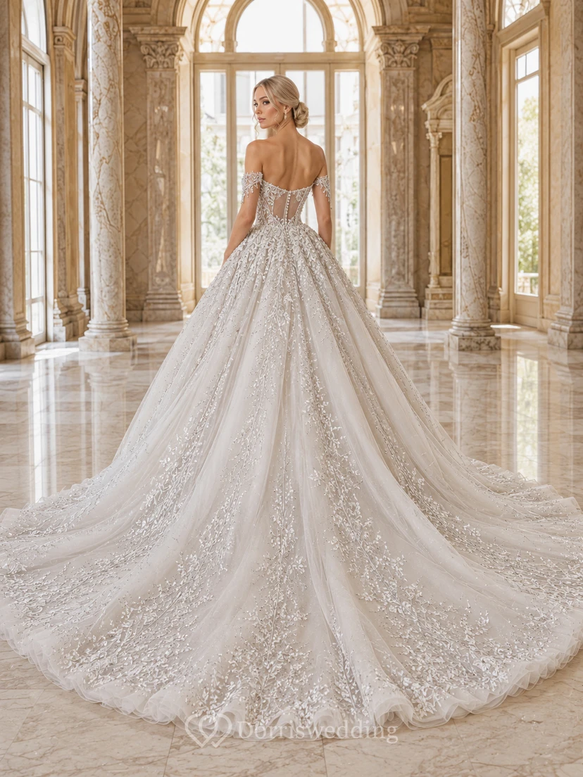 Robe de mariée bal en dentelle à épaules dénudées et décolleté cœur, traîne cathédrale view 2